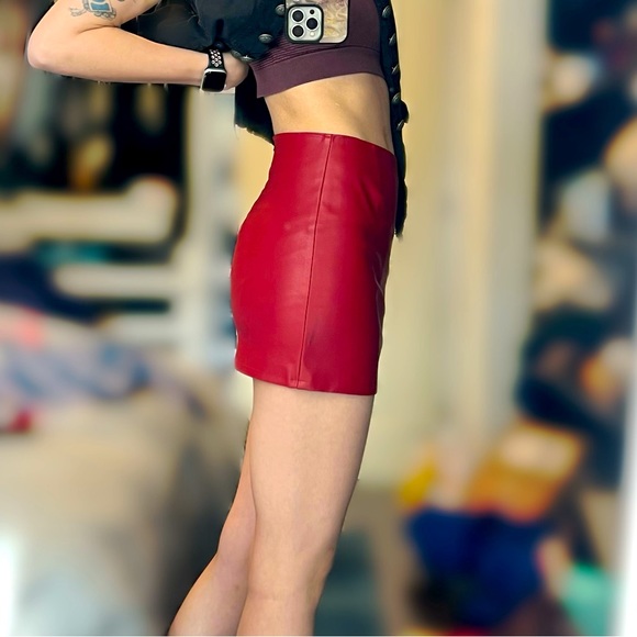 Red stretch leather mini skirt - Picture 2 of 6
